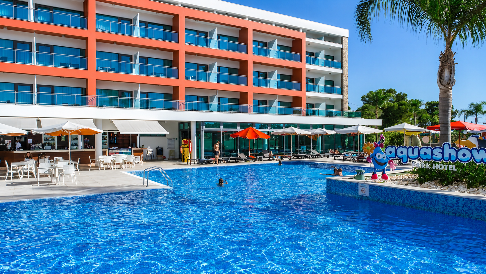 Hotel de 4 estrelas junto ao Aquashow Park, ideal para umas férias em família com conforto e diversão.