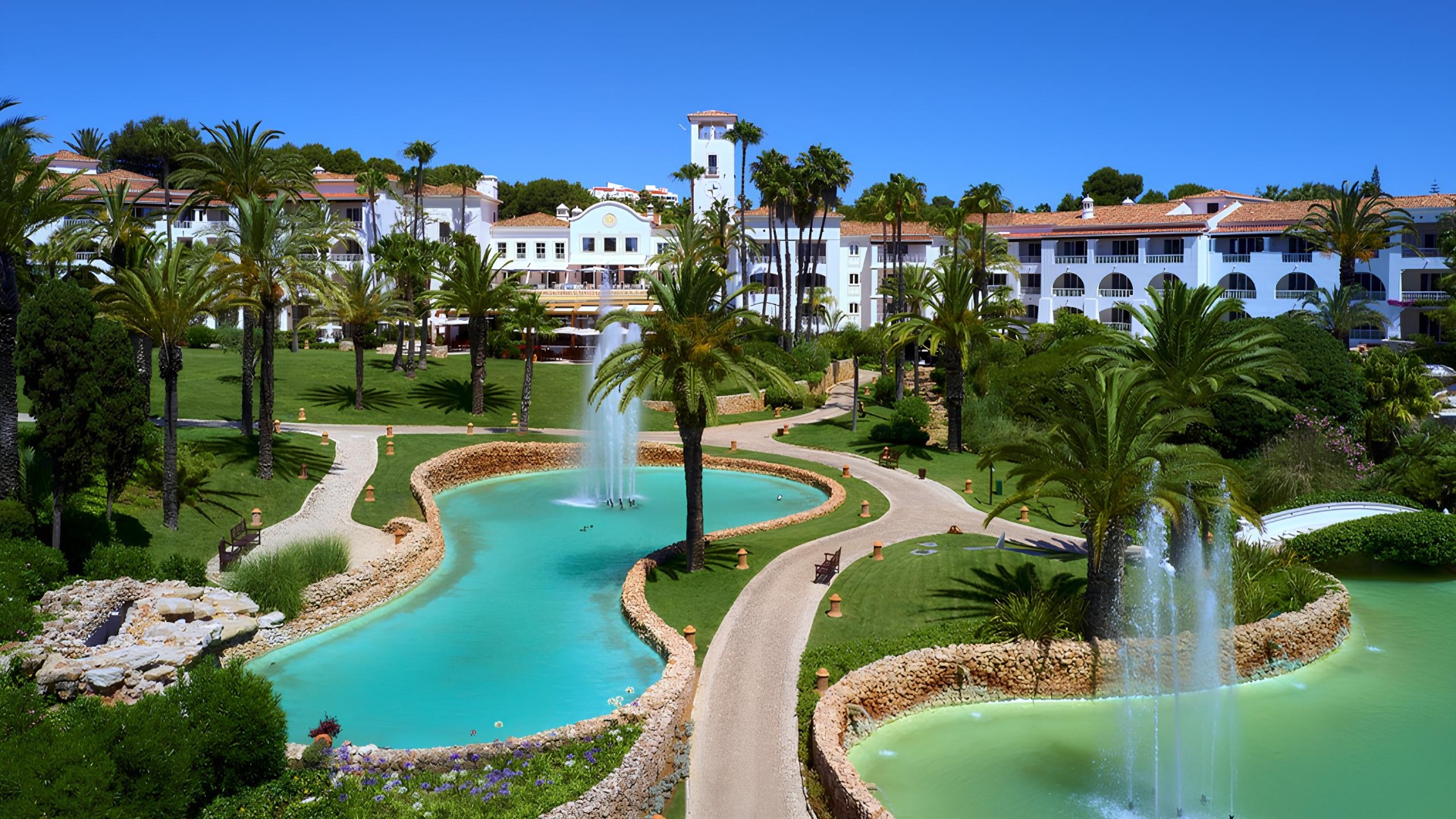 Entre os jardins subtropicais, a excelência gastronómica do Ocean, o ambiente descontraído do Vila Vita Beach Club e as deslumbrantes praias da costa algarvia, o Vila Vita Parc é uma excelente escolha para uma escapadinha onde luxo, bem-estar, enogastronomia e natureza se unem numa experiência verdadeiramente inesquecível.
