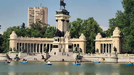 Madrid é uma cidade vibrante que combina história, cultura e modernidade. A capital espanhola encanta pelos seus grandes museus, como o Prado e o Reina Sofía, pelos amplos espaços verdes, como o Parque do Retiro, e pela animada vida nas ruas e praças. Ideal para uma escapadinha, oferece excelente gastronomia, uma intensa vida cultural e inúmeros monumentos que refletem a riqueza da história de Espanha.