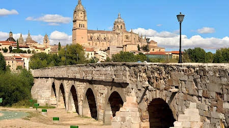 Salamanca é uma das cidades mais bonitas e históricas de Espanha, conhecida pela sua impressionante arquitetura dourada e pela prestigiada universidade, uma das mais antigas da Europa. O seu centro histórico, classificado como Património Mundial pela UNESCO, convida a passeios entre praças monumentais, igrejas e edifícios centenários. Com um ambiente jovem, excelente gastronomia e uma rica oferta cultural, Salamanca é o destino perfeito para uma escapadinha cheia de história, charme e tradição.