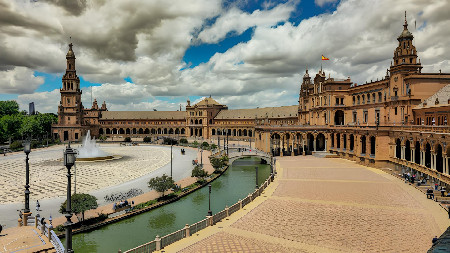 Hispalense e vibrante, Sevilha é uma das cidades mais fascinantes de Espanha, onde a tradição andaluza se vive em cada rua, praça e pátio florido. Famosa pelos seus monumentos icónicos, como a Catedral, a Giralda e o Real Alcázar, combina património histórico, gastronomia, cultura e uma atmosfera única. Ideal para uma escapadinha cheia de vida, Sevilha conquista com o seu charme, a energia do flamenco e o clima acolhedor durante todo o ano.