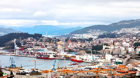 Vigo é uma cidade vibrante da Galiza, situada junto ao Atlântico e conhecida pela sua forte ligação ao mar. Com um centro histórico encantador, uma excelente oferta gastronómica e vistas deslumbrantes para a ria de Vigo, é o ponto de partida ideal para explorar as famosas Ilhas Cíes. Entre tradição marítima, cultura e natureza, Vigo é uma escapadinha perfeita para quem procura autenticidade e paisagens únicas no norte de Espanha.