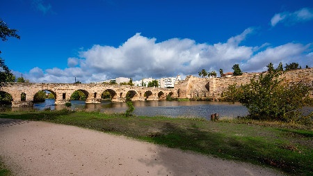 Mérida é um dos destinos mais fascinantes de Espanha. Fundada pelos romanos há mais de dois mil anos, a cidade alberga um impressionante conjunto arqueológico classificado como Património Mundial pela UNESCO, onde se destacam o Teatro Romano, o Anfiteatro e a Ponte Romana. Com um centro histórico acolhedor, excelente gastronomia e uma atmosfera tranquila, Mérida é uma escapadinha perfeita para viajar no tempo e descobrir o legado da antiga Roma na Península Ibérica.