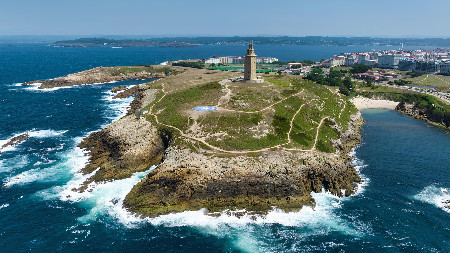 A Corunha, na região da Galiza, é uma cidade costeira que combina história, cultura e paisagens marítimas impressionantes. Conhecida pela icónica Torre de Hércules, o farol romano mais antigo do mundo ainda em funcionamento, oferece um centro histórico encantador, uma excelente gastronomia à base de marisco e extensas praias urbanas. Ideal para uma escapadinha, é o destino perfeito para descobrir o charme atlântico do norte de Espanha.