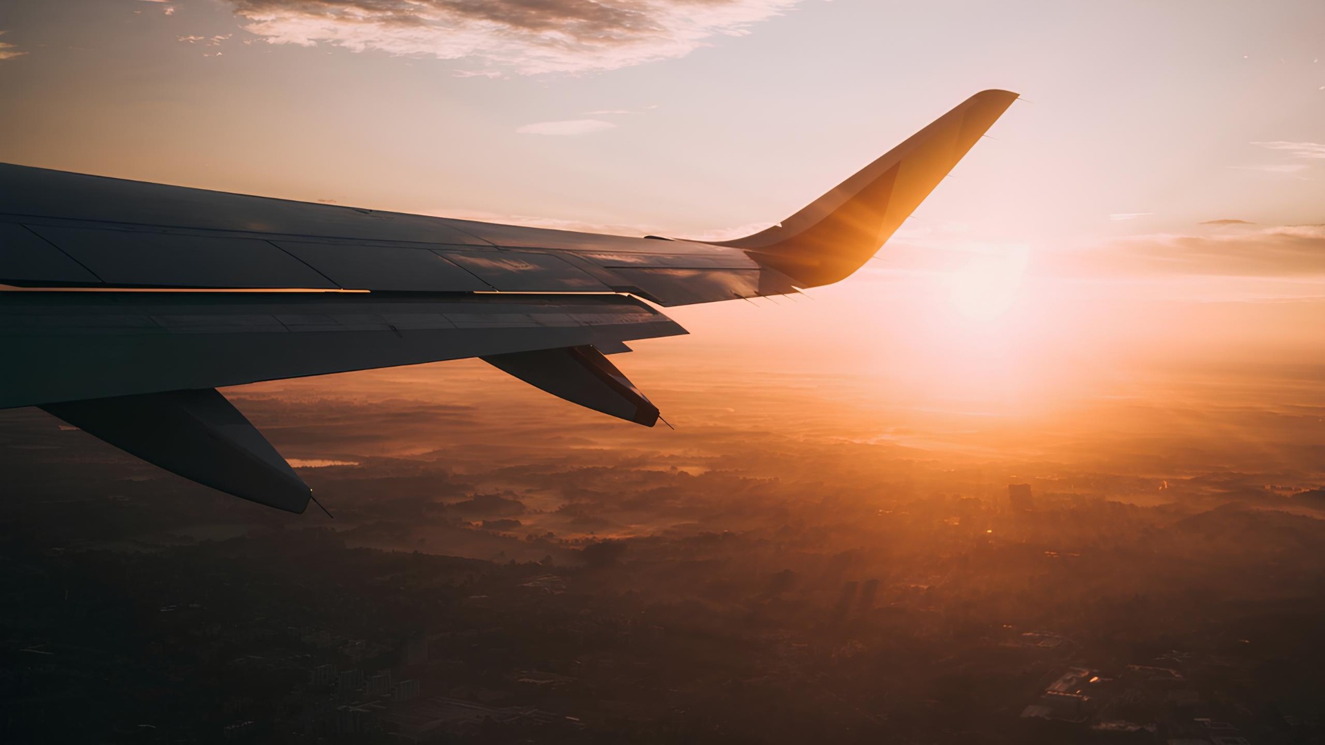 Um voo cancelado, uma mala que não chega, um quarto diferente do anunciado ou uma viatura indisponível podem transformar o regresso de férias num problema financeiro. Para recuperar o dinheiro em algumas destas situações tem de se começar por perceber quem tinha a obrigação de prestar ou assegurar o serviço.
Reembolso, redução do preço, compensação e indemnização são pedidos diferentes. Em alguns casos podem acumular-se, desde que o mesmo prejuízo não seja pago duas vezes. Agir rapidamente e guardar provas do que aconteceu pode, por isso, fazer a diferença.
A pensar em quem regressou de viagem com despesas inesperadas ou serviços que falharam, o Doutor Finanças reuniu oito passos para perceber a quem reclamar e o que pode ser exigido.