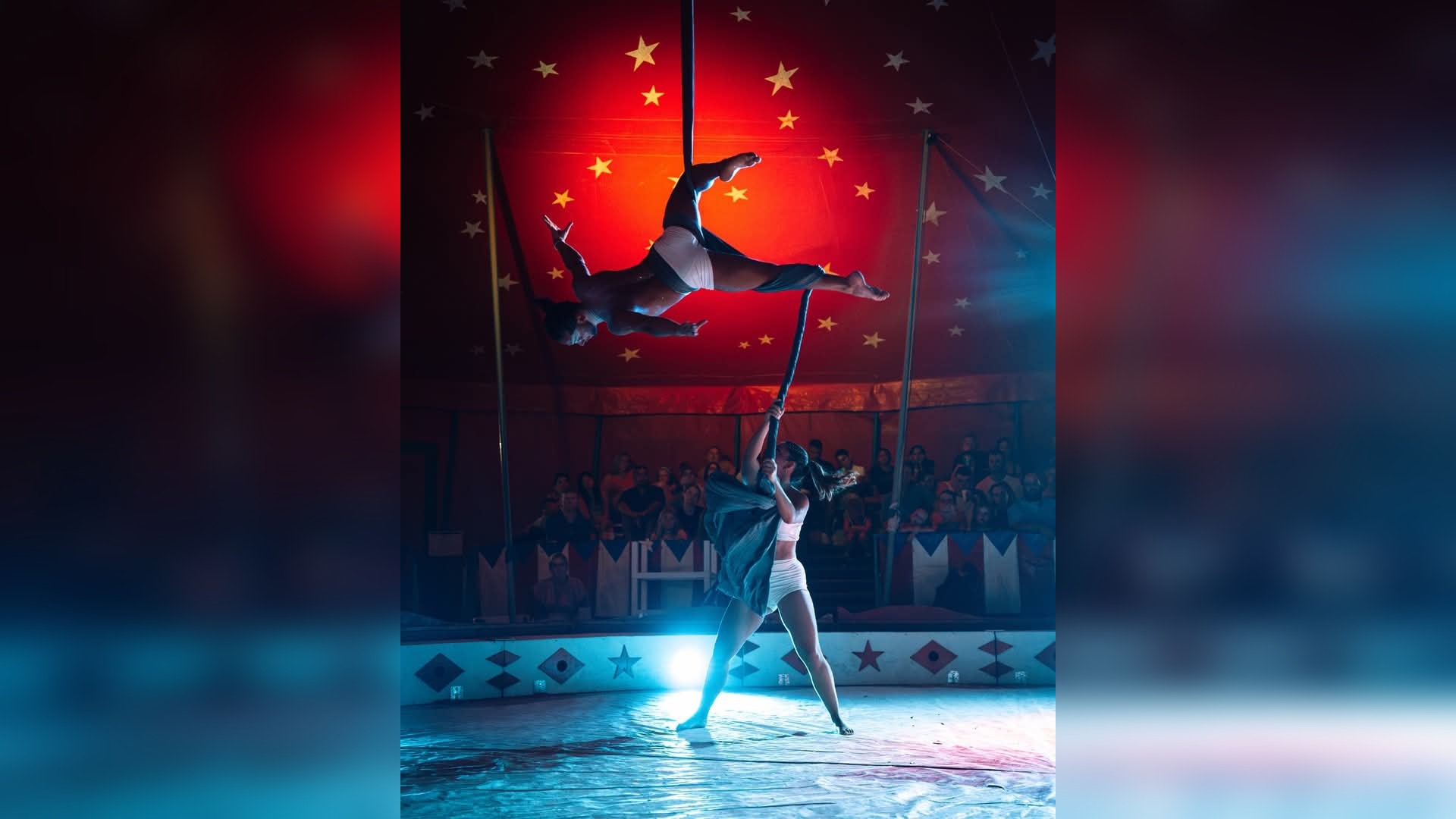 Para quem procura uma escapadinha de última hora em agosto ou planeia férias em setembro, o Eden Villas & Apartments, em Albufeira, apresenta uma novidade que promete encantar toda a família: um novo Circo, acompanhado por uma Academia de Circo dedicada aos mais novos.
A nova atração junta-se à ampla oferta de entretenimento do resort, que inclui o Lucas Nursery, o Eddie's Club, aulas de natação, Academia de Futebol e o AquaFun Park, garantindo dias repletos de diversão para as crianças e momentos de descanso para os adultos, que podem aproveitar o SPA e os restantes serviços da unidade.