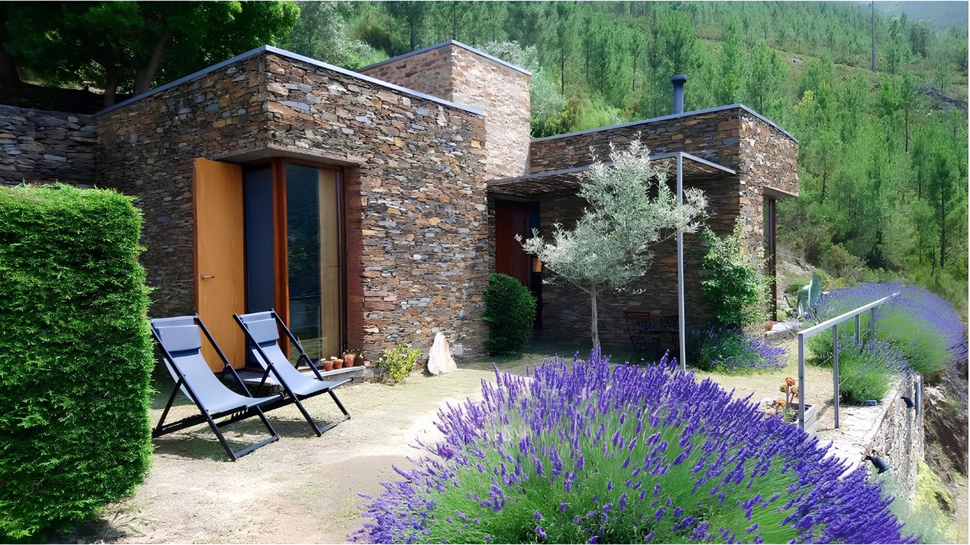 Situado na pitoresca aldeia de Chãos, no concelho de Fundão, o InXisto Lodges é um refúgio de montanha que convida à tranquilidade e ao contacto genuíno com a natureza. Integrado na paisagem da Serra da Gardunha, este alojamento distingue-se pela arquitetura inspirada no xisto, pelo conforto contemporâneo e pelo ambiente acolhedor que proporciona uma experiência autêntica no interior de Portugal.
Rodeado por vales, trilhos e aldeias tradicionais, o InXisto Lodges oferece o equilíbrio perfeito entre descanso e descoberta. Aqui, os dias passam ao ritmo da natureza, entre caminhadas, momentos de contemplação e a riqueza cultural das Beiras.