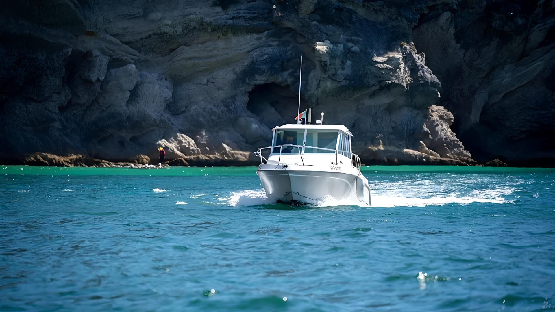 A costa da Arrábida é um dos destinos mais impressionantes de Portugal, onde o azul cristalino do Atlântico se encontra com as encostas verdes do Parque Natural da Arrábida. Com paisagens de rara beleza, praias paradisíacas e enseadas escondidas, esta região oferece o cenário perfeito para uma experiência inesquecível no mar.
A Arrábida by Boat proporciona uma forma exclusiva de explorar este património natural, permitindo descobrir recantos inacessíveis por terra e desfrutar da tranquilidade da costa a bordo de embarcações confortáveis e seguras.