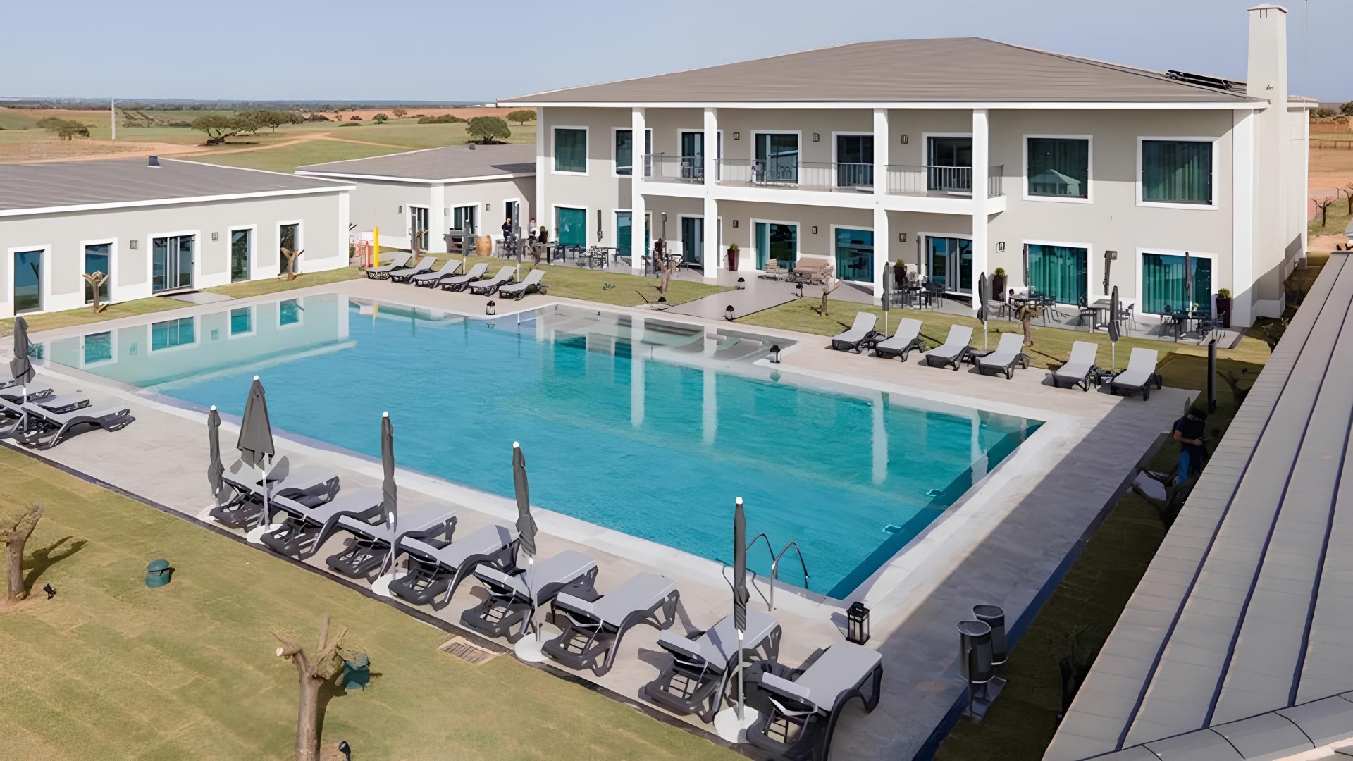 O Vila Galé Collection Monte do Vilar é um hotel familiar de quatro estrelas, localizado no coração do Alentejo, numa herdade de 1.620 hectares perto de Beja. Oferece um ambiente tranquilo e acolhedor, ideal para quem procura contato com a natureza e atividades ao ar livre, como caminhadas e ecoturismo.
Os hóspedes têm acesso às infraestruturas e animação do vizinho Vila Galé Nep Kids, perfeito para famílias com crianças. O agroturismo é também um destino para amantes do enoturismo, com visitas guiadas e provas na adega Santa Vitória. O restaurante Inevitável destaca-se pela gastronomia regional alentejana. Com piscina exterior, salões para eventos e uma decoração inspirada na cultura local, o Monte do Vilar é o refúgio ideal para descanso, lazer em família e celebrações especiais.