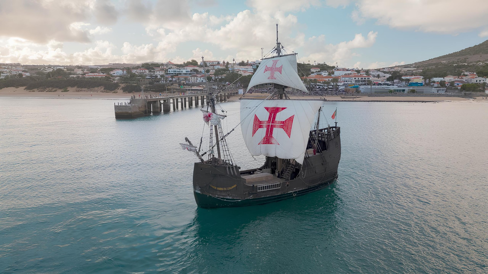 De 17 a 20 de setembro de 2026, a ilha do Porto Santo convida visitantes de todas as idades a embarcarem numa autêntica viagem ao passado com a realização do imperdível Festival Colombo. Durante quatro dias, a ilha dourada transforma-se num cenário vivo da época dos Descobrimentos, recriando o ambiente, os costumes e as tradições do século XVI.

Inspirado na passagem de Cristóvão Colombo pelo Porto Santo, o festival celebra um dos períodos mais marcantes da história portuguesa através de um programa repleto de cultura, animação e recriações históricas. As ruas ganham nova vida com encenações que retratam o quotidiano quinhentista, permitindo aos visitantes mergulhar na atmosfera vibrante de uma época de grandes aventuras e descobertas.

Um dos grandes destaques é o tradicional Mercado Quinhentista, onde artesãos, mercadores e artistas recriam os antigos mercados da época. Entre bancas coloridas, produtos artesanais e demonstrações de ofícios tradicionais, o centro da cidade transforma-se num espaço repleto de história e autenticidade.