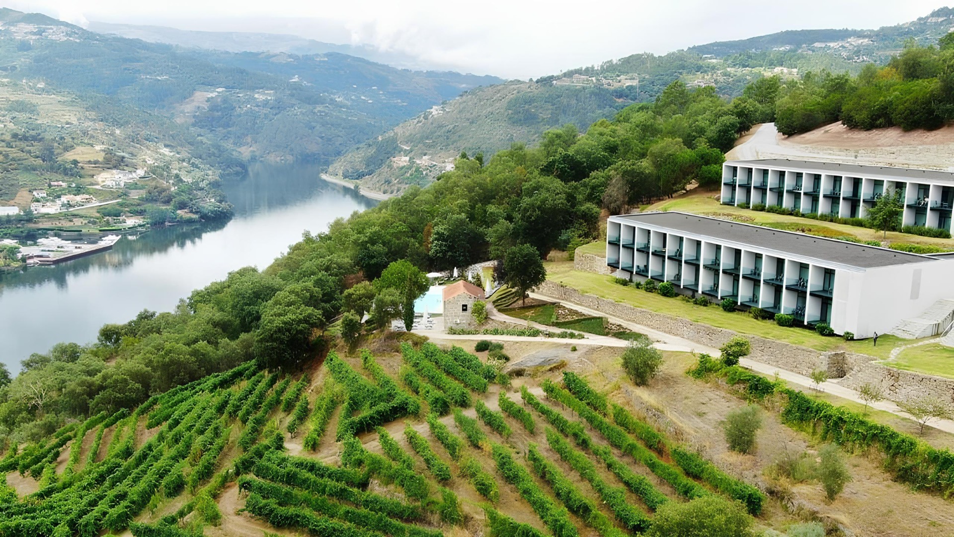 Situado nas encostas verdejantes do Vale do Douro, com vistas deslumbrantes sobre o rio e rodeado por vinhas e florestas protegidas, o Douro Palace Hotel & Spa é um refúgio de elegância e tranquilidade no coração de uma das mais belas regiões de Portugal. Localizado em Santa Cruz do Douro, no concelho de Baião, este hotel de quatro estrelas combina conforto contemporâneo, hospitalidade e uma profunda ligação à paisagem duriense, proporcionando uma experiência única entre natureza, bem-estar e enoturismo.

A poucos minutos das Termas de Caldas de Aregos e de vários pontos de interesse da região, a unidade oferece o cenário ideal para descobrir os encantos do Douro. Entre passeios de barco, provas de vinhos, quintas históricas e paisagens classificadas como Património Mundial pela UNESCO, os hóspedes encontram o equilíbrio perfeito entre descanso, cultura e gastronomia.

Com quartos elegantes voltados para o rio, amplos espaços de lazer e um spa inspirado na serenidade da região, o Douro Palace Hotel & Spa proporciona uma estadia memorável para casais, famílias e todos aqueles que procuram desacelerar ao ritmo tranquilo do Douro.