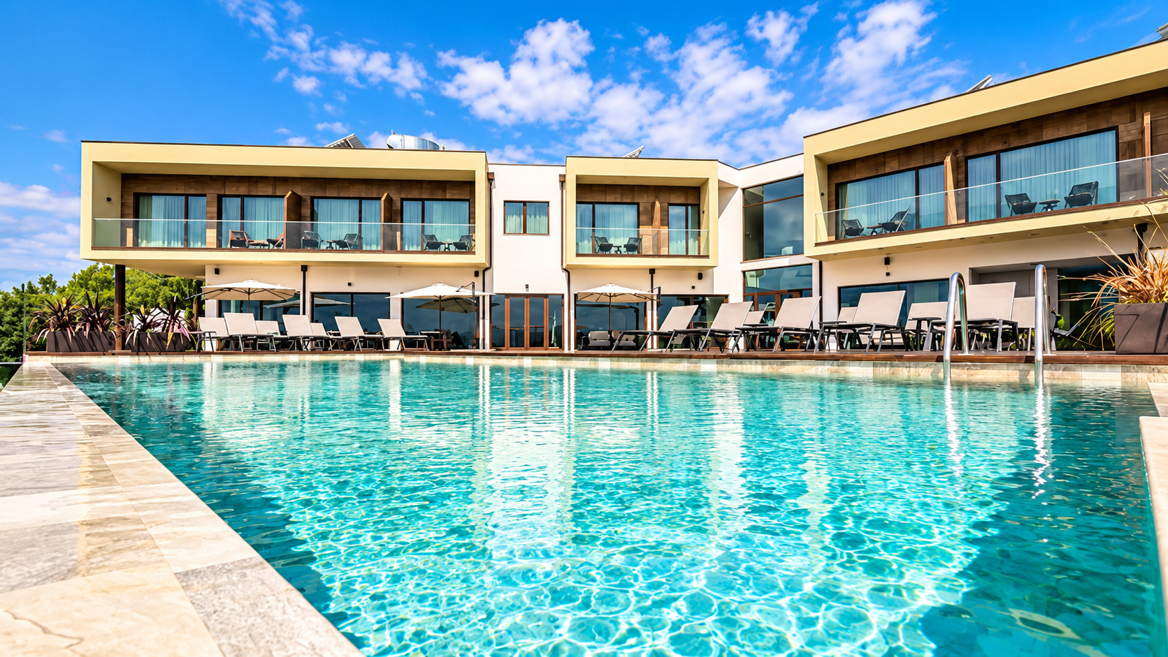 Haven Nature Hotel & Villas → Refúgio de tranquilidade rodeado pela natureza, onde o conforto contemporâneo se alia a paisagens inspiradoras e a uma atmosfera perfeita para relaxar e criar memórias em família. Serviços e comodidades:
Piscina exterior rodeada pela natureza
Piscina interior aquecida
Roots Spa
Sauna panorâmica
Banho turco
Massagens e tratamentos de bem-estar
Quartos, suites e villas independentes
Pequeno-almoço incluído
Villas com kitchenette totalmente equipada
Ginásio
Jardins e espaços de relaxamento
Pet Friendly
Estacionamento gratuito