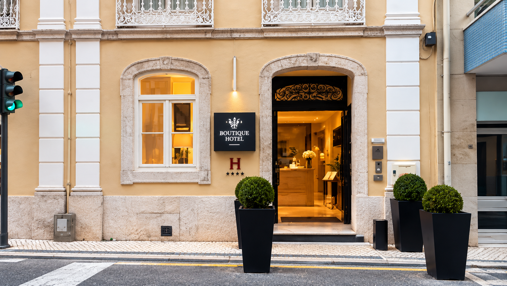 Universal Boutique Hotel → A poucos passos da praia e do icónico Casino, é o ponto de partida ideal para descobrir o Atlântico, passear pelo centro histórico e desfrutar da gastronomia local num ambiente acolhedor e descontraído. Serviços e comodidades:
Quartos temáticos com decoração inspirada na Figueira da Foz
Pequeno-almoço buffet
Bar Lounge "A Cidade"
Salas para reuniões e eventos
Serviço de quartos
Ambiente elegante e acolhedor
Ar condicionado
Localização a poucos metros da praia e do casino