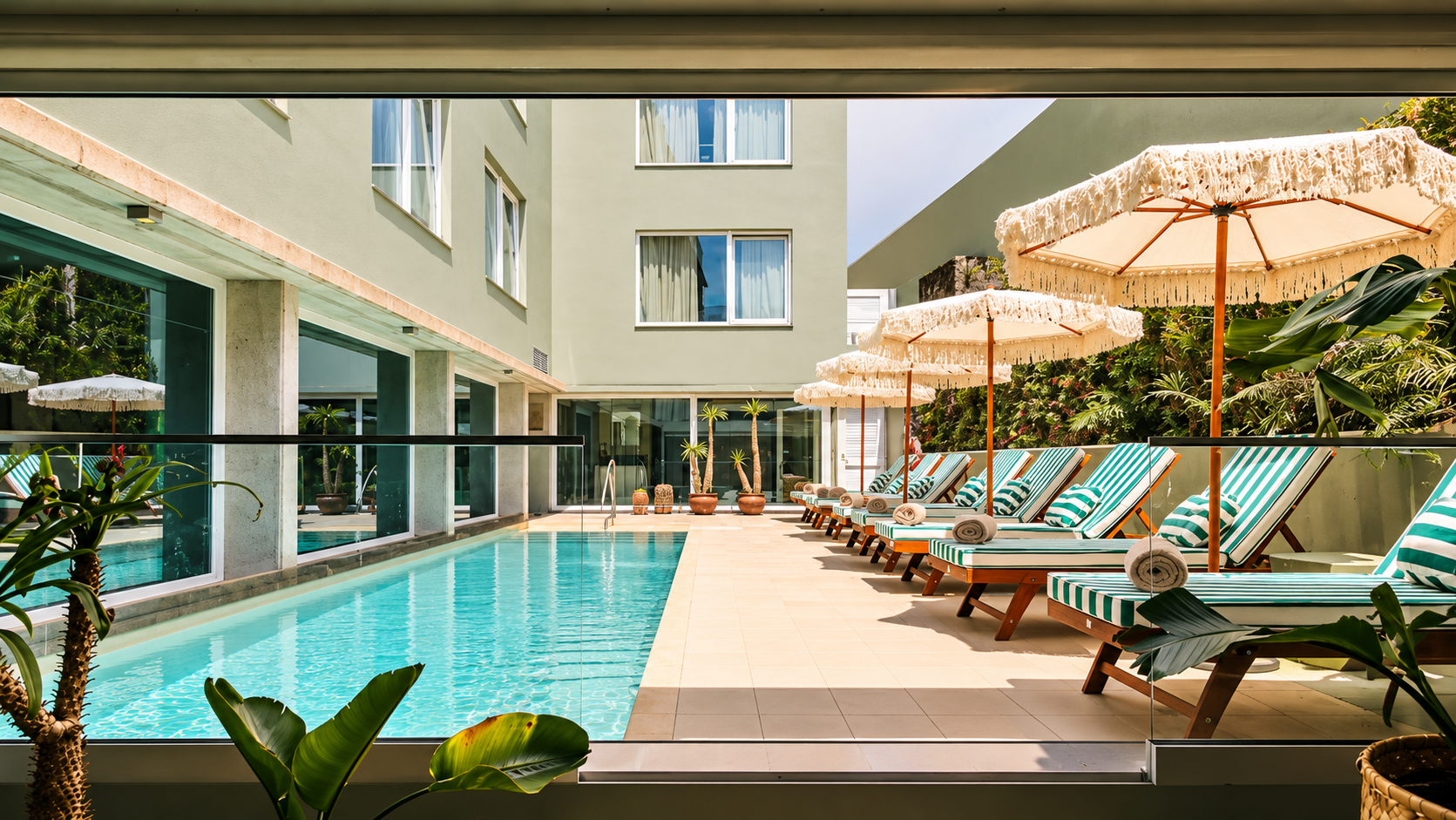 Torel Terra Brava → Inspirado pela autenticidade e serenidade do Alentejo, o Torel Terra Brava aposta numa ligação profunda à natureza, à gastronomia e às tradições da região. Serviços e comodidades:
Piscina exterior integrada na paisagem natural
Spa e centro de bem-estar
Áreas de relaxamento e wellness
Piscina interior
Ginásio
Pet Friendly
Restaurante com gastronomia contemporânea inspirada nos sabores açorianos
Bar e lounge
Jardins e espaços exteriores
Experiências locais e atividades na natureza
Estacionamento