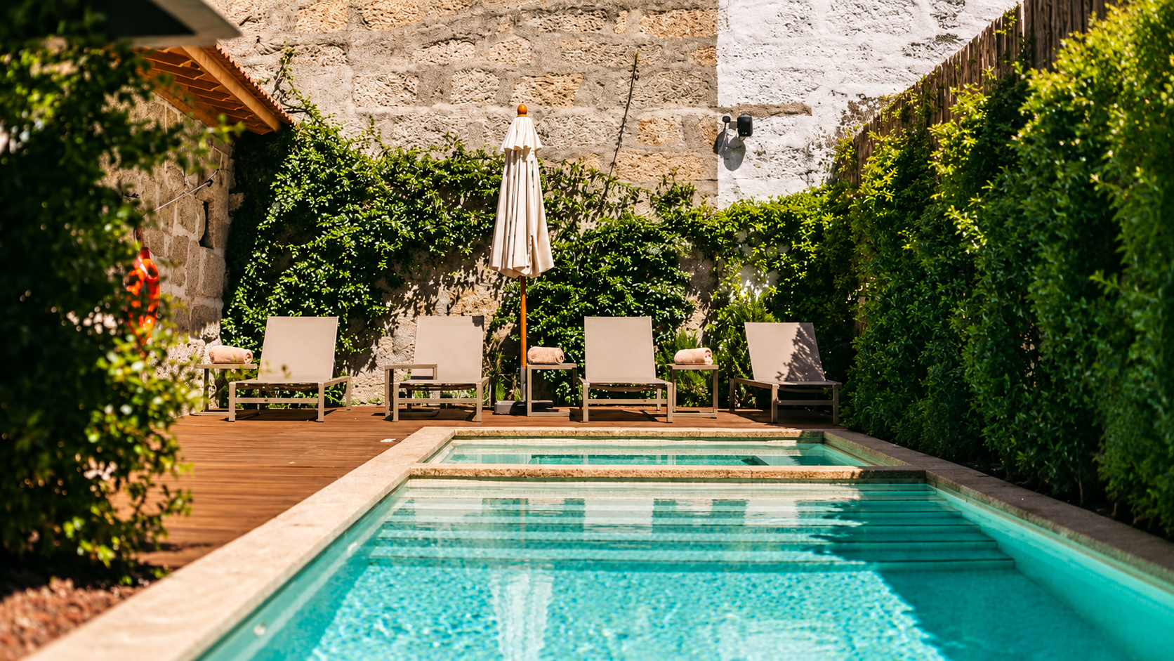 Torel Saboaria → Instalado no local de uma antiga fábrica de sabonetes, no centro do Porto, este hotel boutique distingue-se pelo ambiente intimista, minimalista e contemporâneo. Serviços e comodidades:
Piscina exterior
Jacuzzi exterior aquecido
Spa e banho turco
Massagens e tratamentos de bem-estar
Jardim privado e zonas de relaxamento
Quartos amplos e elegantes
Pequeno-almoço incluído
Restaurante Luffa
Receção e serviço de concierge