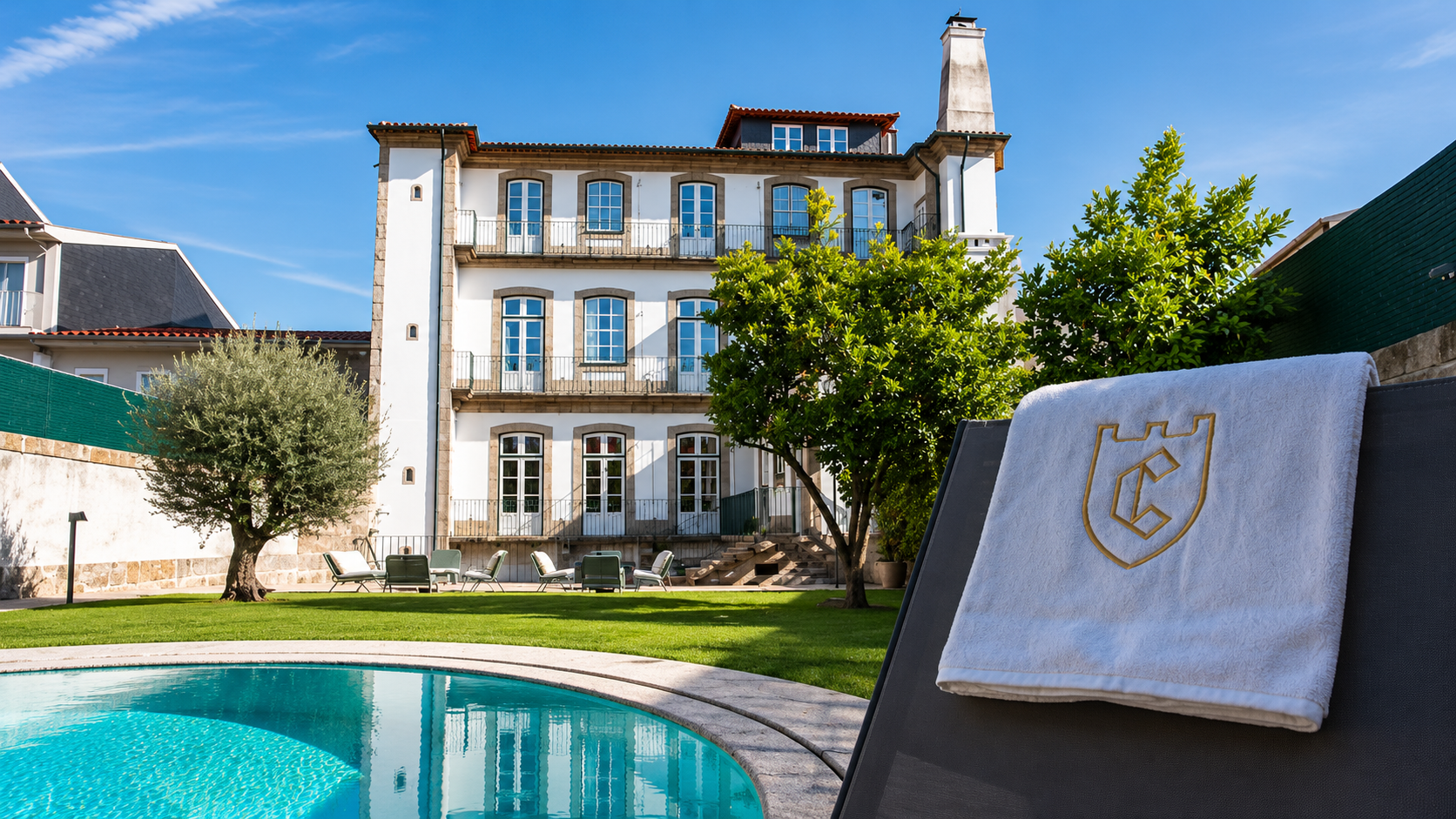 Torel Royal Court → Com inspiração na realeza portuguesa, o Torel Royal Court é um hotel de luxo que combina a elegância de um palacete histórico com o conforto e a sofisticação contemporâneos. Serviços e comodidades:
Piscina exterior
Jardins e espaços de lazer
Quartos e suites de luxo
Pequeno-almoço incluído
Restaurante de gastronomia contemporânea
Bar
Serviço de concierge
Pet Friendly
Ambiente exclusivo e sofisticado
Estacionamento
