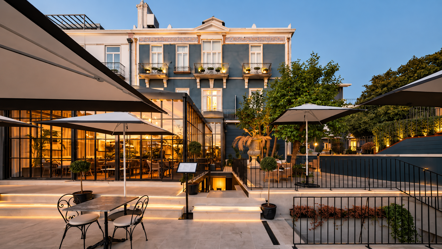 Torel Palace Lisbon → Instalado num palácio do século XIX, no coração de Lisboa, este hotel combina charme clássico com luxo contemporâneo. Serviços e comodidades:
Duas piscinas exteriores
Spa e centro de bem-estar
Sauna, banho turco e salas de tratamento
Quartos, suites, villa e apartamentos exclusivos
Pequeno-almoço incluído
Pet Frendly
Restaurante Michelin 2Monkeys
Restaurante Black Pavilion
Bar e espaços lounge
Jardins e terraços panorâmicos