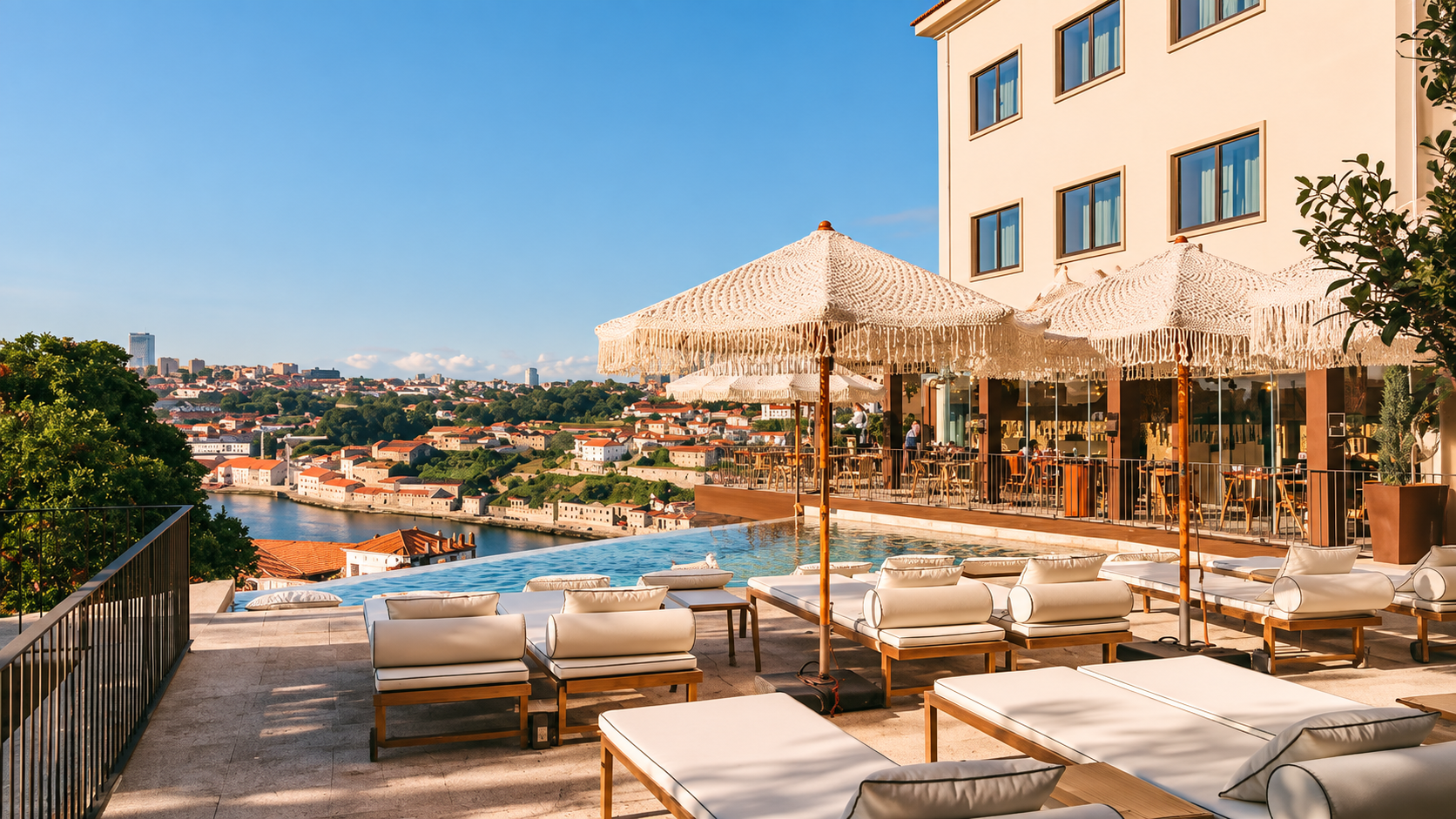 Torel Avantgarde → Com vistas privilegiadas sobre o rio Douro, o Torel Avantgarde presta homenagem às artes e à criatividade. Serviços e comodidades:
Piscina exterior panorâmica com vista sobre o Douro
Piscina interior aquecida
Spa e centro de bem-estar com tratamentos exclusivos
Jacuzzi, sauna e banho turco
Ginásio
Pet Friendly
Restaurante Digby com gastronomia contemporânea
Bar e áreas lounge
Lareira
Terraços panorâmicos com vista para a cidade
Salas para eventos e experiências privadas
Serviço de concierge
Estacionamento