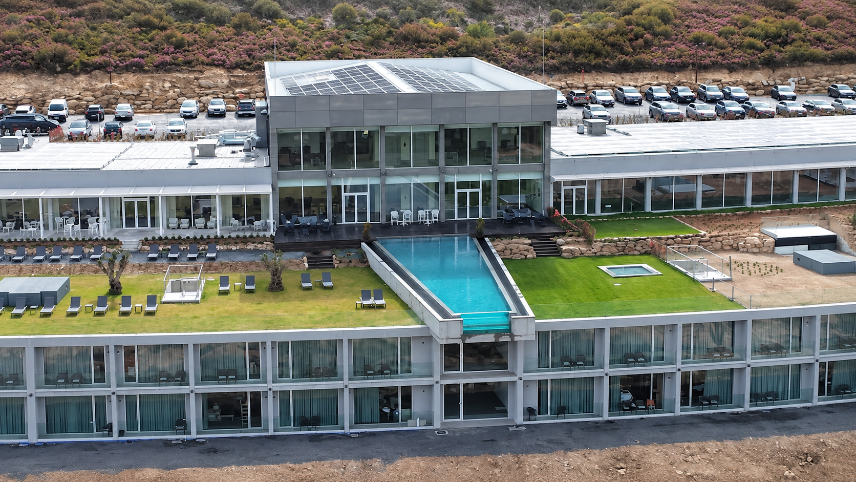 Água Hotels Terra Fria → Inserido na paisagem montanhosa de Pinela, perto de Bragança, este novo refúgio de quatro estrelas destaca-se pela arquitetura contemporânea integrada na natureza e pela impressionante piscina suspensa sobre as montanhas. Serviços e comodidades:
Piscina exterior de água salgada
Piscina interior panorâmica
Spa e centro de bem-estar
Sauna e jacuzzi
Ginásio
Bar e restaurante de gastronomia regional
Enoteca
Quartos e suites com vista para a natureza
Pequeno-almoço incluído
Estacionamento privado