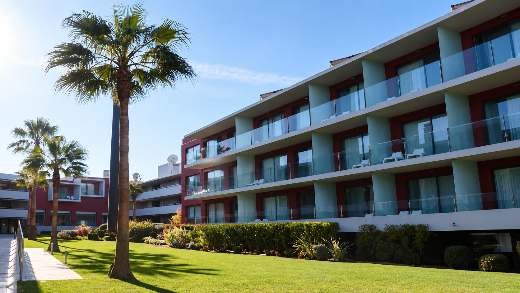 Água Hotels Riverside → Localizado em Ferragudo, junto ao Rio Arade, este hotel oferece uma combinação perfeita entre o ambiente tranquilo da marina privada e a proximidade das praias algarvias. Serviços e comodidades:
Piscina exterior com vista para o rio
Piscina interior aquecida
Spa e centro de bem-estar
Sauna, banho turco e jacuzzi
Salas de massagens e tratamentos
Ginásio
Marina privada
Restaurante Vista Rio
Bar e esplanada
Quartos, suites e estúdios com varanda
Pequeno-almoço incluído
Estacionamento gratuito