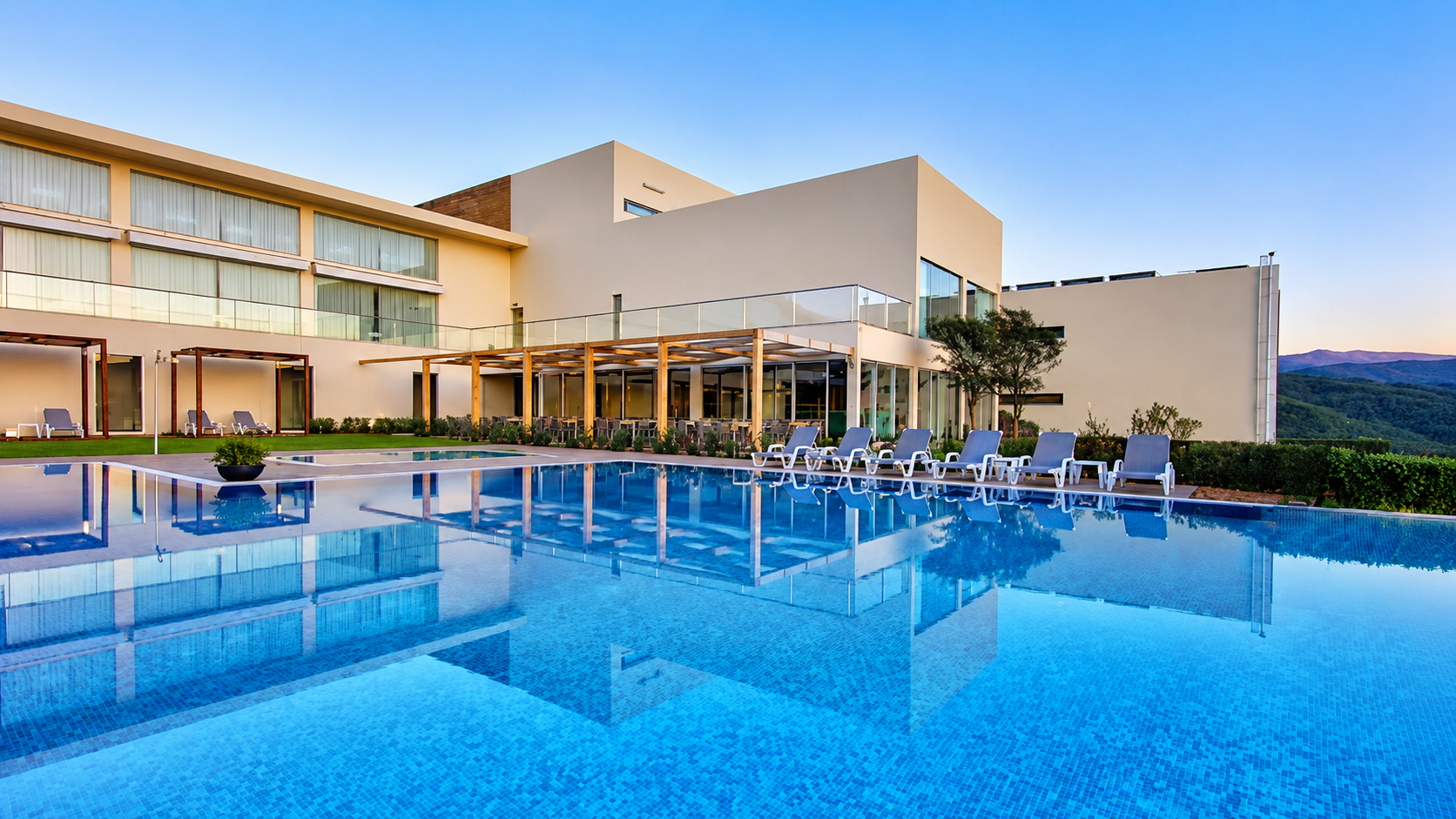 Água Hotels Mondim de Basto → Situado em plena Serra do Alvão, com o rio Tâmega aos seus pés, este hotel é um verdadeiro refúgio para famílias que procuram tranquilidade e contacto com a natureza. Serviços e comodidades:
Piscina exterior infinita com vista para o vale
2 Piscinas interiores
Spa Água Viva
Sauna, jacuzzi e banho turco
Ginásio com vistas panorâmicas
Massagens e tratamentos de bem-estar
Parque infantil
Restaurante Tâmega
Bar
Quartos, suites e casas de montanha
Pequeno-almoço incluído
Estacionamento