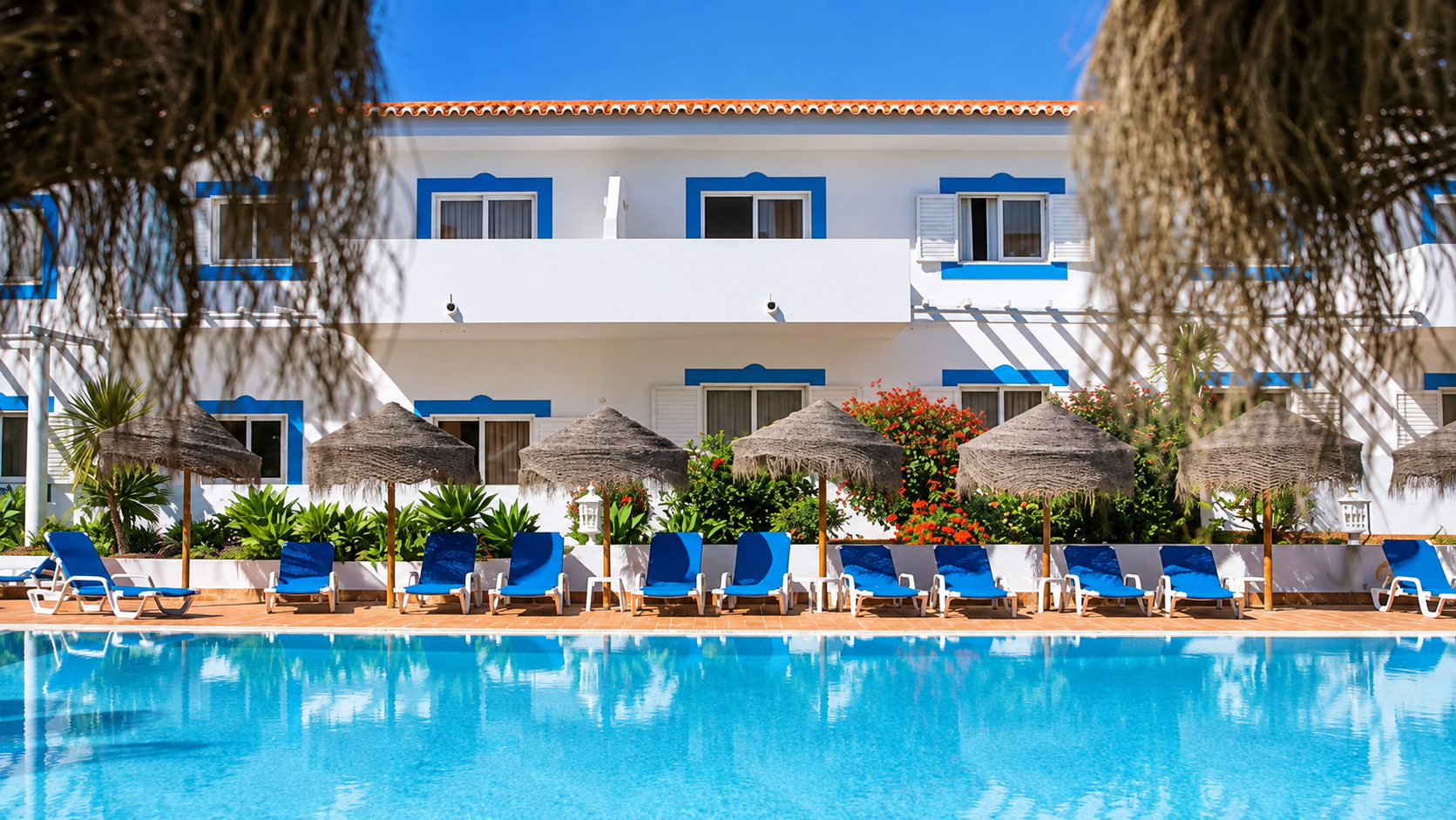 Água Hotels Vila Branca → Em Lagos, no coração do Algarve, esta unidade oferece o equilíbrio perfeito entre conforto, lazer e proximidade das mais belas praias da região. Serviços e comodidades:
Quartos e apartamentos totalmente equipados
Pequeno-almoço disponível
Cozinha e zona de refeições nos apartamentos
Duas piscinas exteriores para adultos
Duas piscinas para crianças
Jardins e zonas de relaxamento
Spa
Restaurante, bar e pool bar
Estacionamento
Shuttle para o centro de Lagos e praias selecionadas