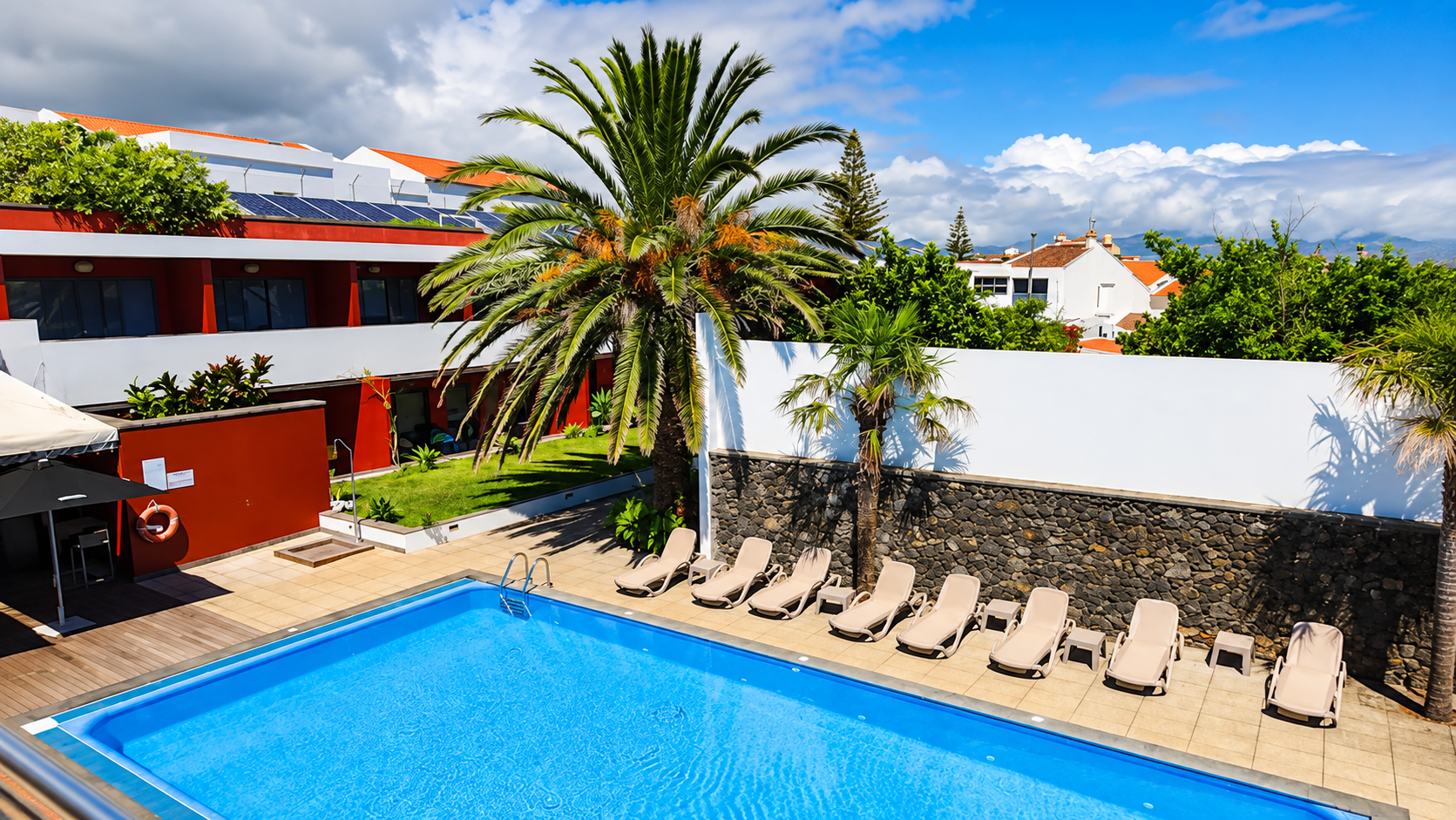 Antillia Hotel → Com uma localização privilegiada sobre a marina de Ponta Delgada, este moderno aparthotel destaca-se pelas vistas panorâmicas sobre o mar e pela oferta de apartamentos espaçosos, ideais para famílias.