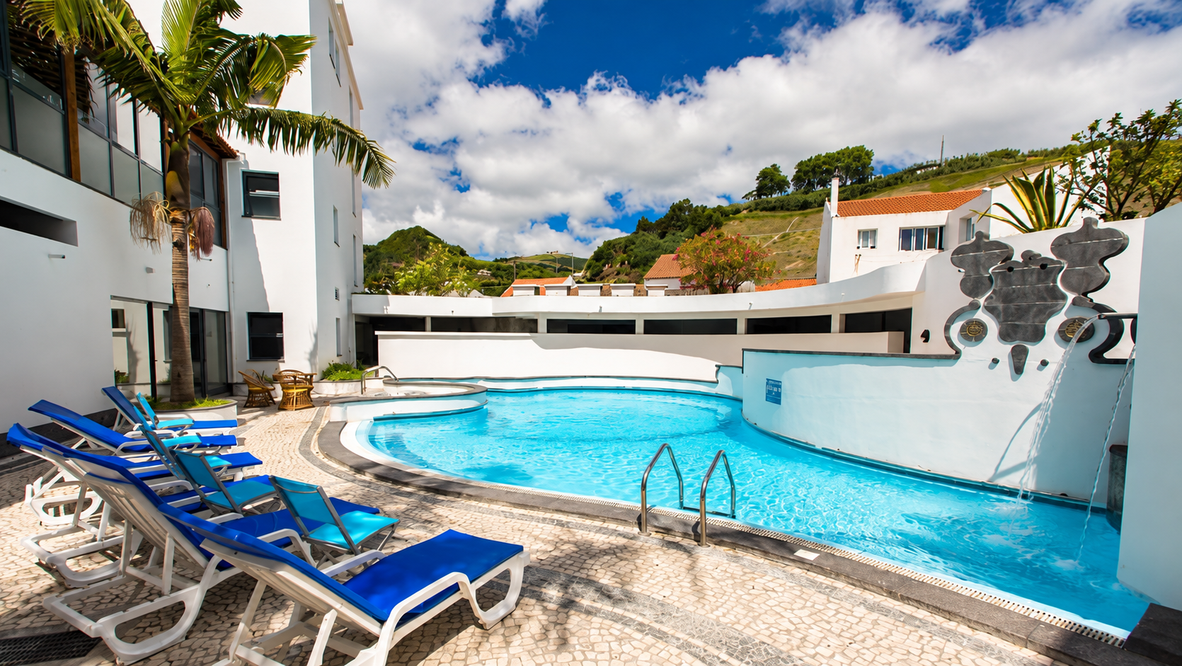 Hotel do Mar → Localizado em Povoação, na costa sudeste de São Miguel, oferece vistas deslumbrantes sobre o oceano Atlântico e uma atmosfera tranquila ideal para relaxar.