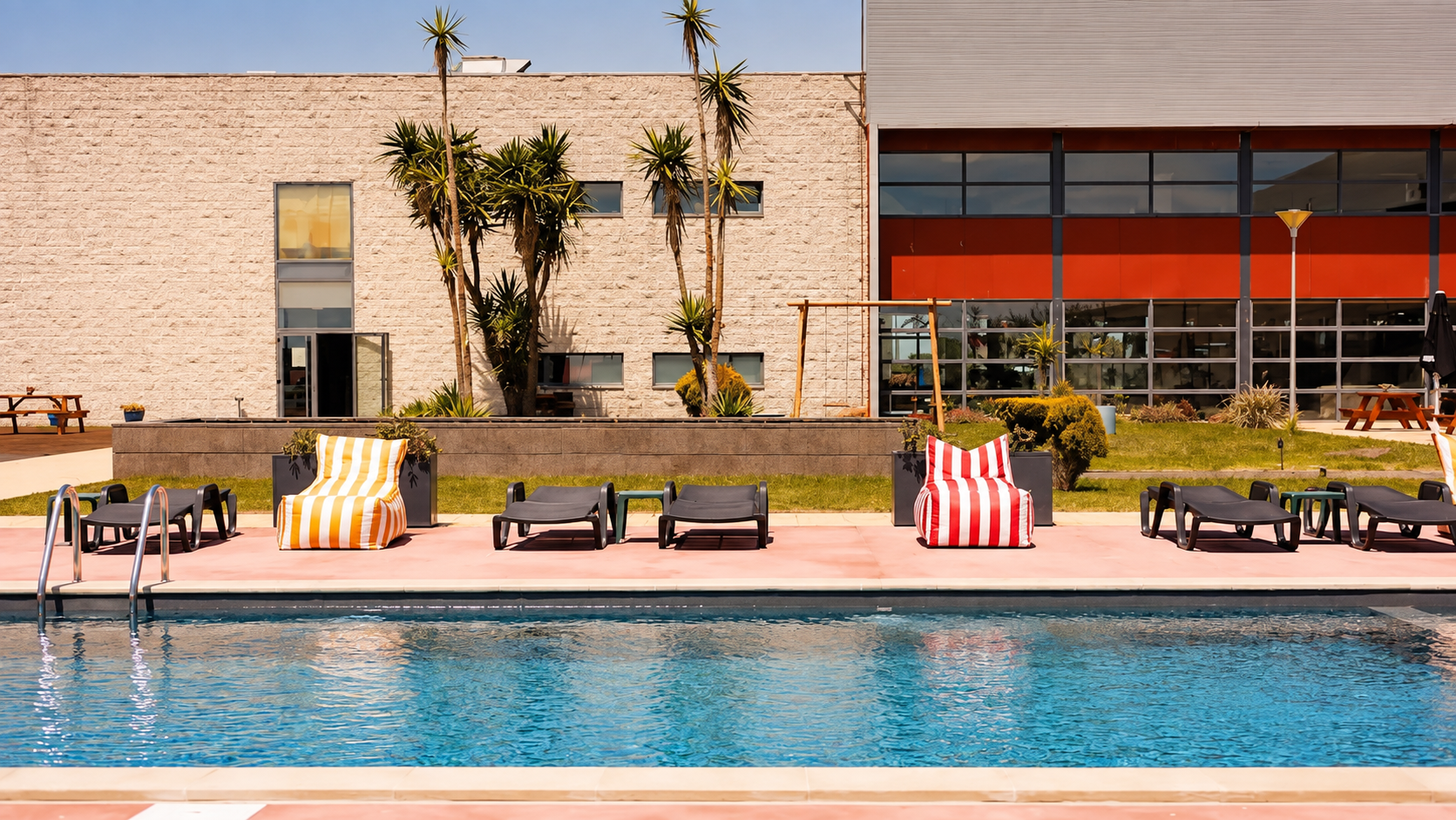 Hotel Colombo → Situado na ilha de Santa Maria, conhecida pelas suas praias de areia clara e clima ameno, este hotel é uma excelente opção para famílias que procuram tranquilidade e contacto com a natureza.