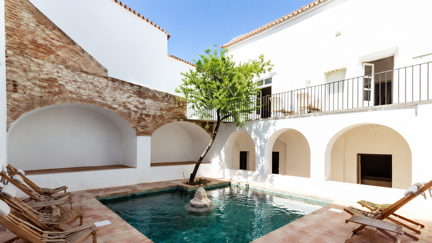 Amada Moura → Um espaço que celebra a autenticidade do Alentejo através de experiências ligadas à cultura, tradição e identidade local. Serviços e comodidades:
Piscina exterior no pátio interior
Suites e quartos de charme
Pequeno-almoço artesanal com produtos regionais
Áreas comuns elegantes e acolhedoras
Pátio e zonas de relaxamento
Massagens mediante marcação (entidade externa)
Ambiente intimista e exclusivo
Vista sobre a cidade de Moura em algumas suites
Experiências de vinho, azeite e Alqueva mediante reserva (realizadas em adegas parceiras da região)
Estacionamento nas proximidades