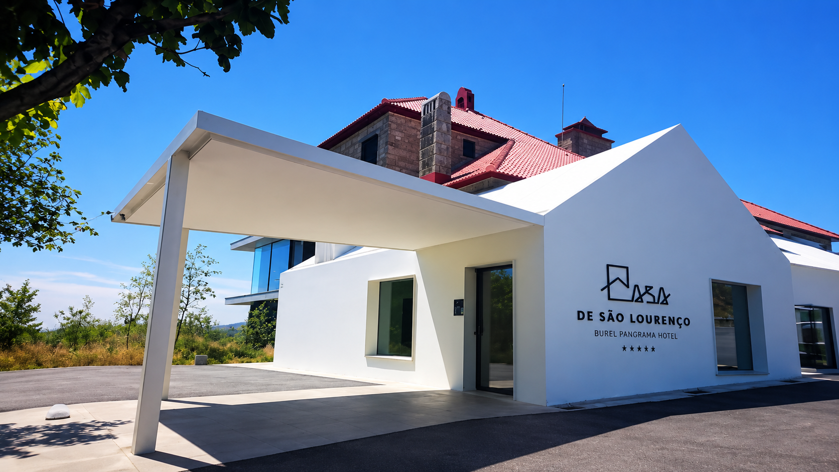 Casa de São Lourenço → É um boutique hotel de 5 estrelas situado no coração do Parque Natural da Serra da Estrela, em Manteigas. Com vistas panorâmicas sobre o Vale Glaciar do Zêzere, combina conforto, design contemporâneo e a autenticidade da montanha numa experiência única de bem-estar e natureza.