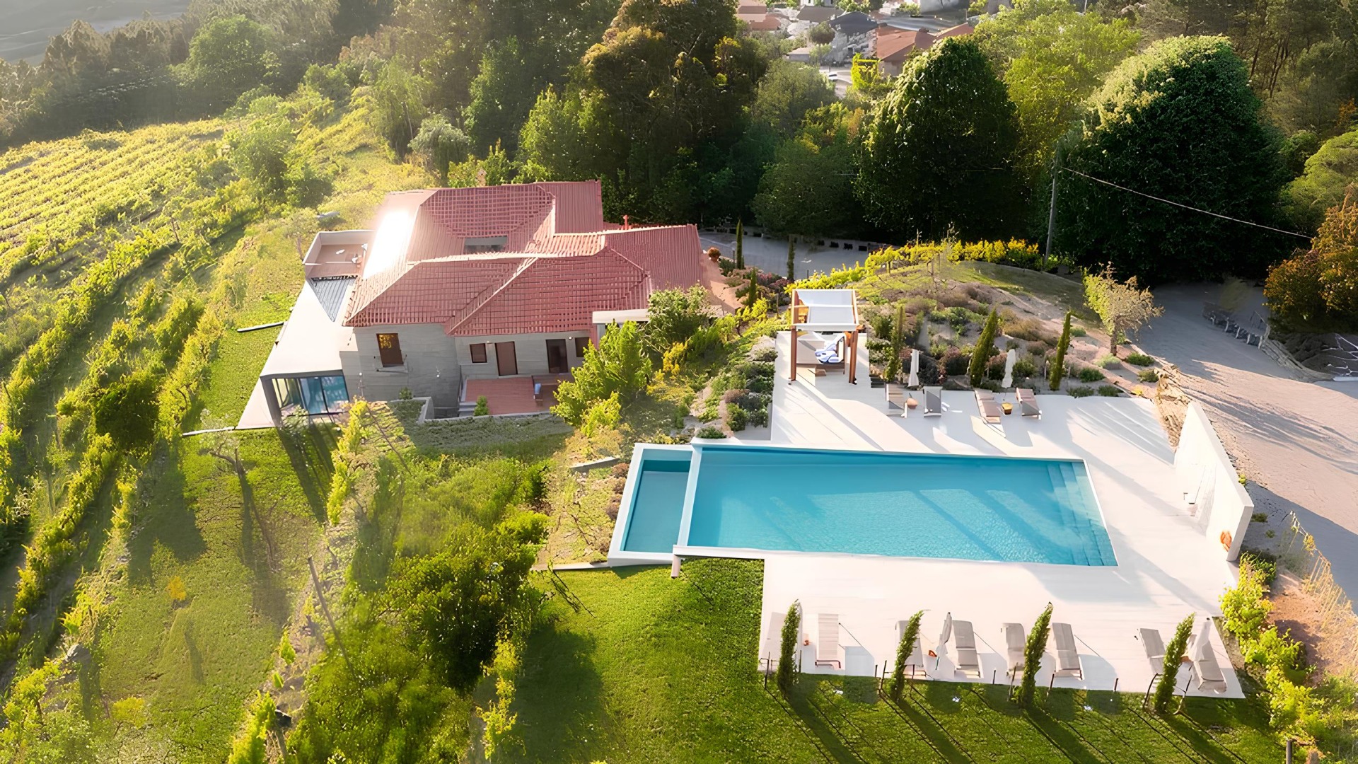 O Peso Village é uma unidade de turismo de charme situada em Amarante, integrada numa propriedade rodeada por vinhas, florestas e amplos espaços verdes. Com suites e casas de design contemporâneo, combina conforto, privacidade e contacto com a natureza, proporcionando uma experiência tranquila e exclusiva no coração do Vale do Tâmega.