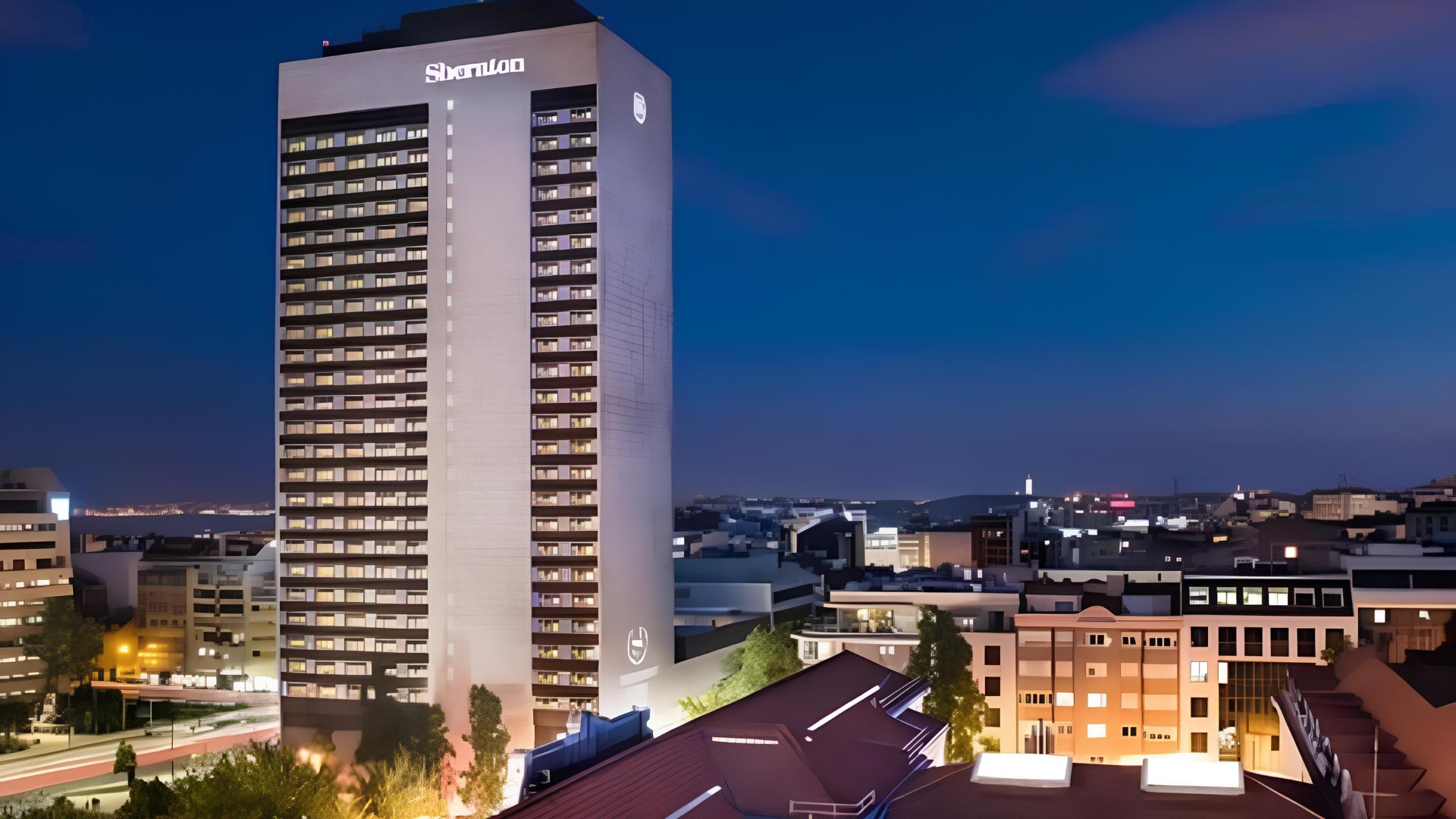 O Sheraton Lisboa Hotel & Spa é um hotel de cinco estrelas localizado no centro de Lisboa, que combina elegância contemporânea, conforto e serviços de excelência. Com vistas panorâmicas sobre a cidade, um reconhecido spa, gastronomia de qualidade e uma localização privilegiada junto às principais atrações da capital, proporciona uma experiência sofisticada tanto para viagens de lazer como de negócios.