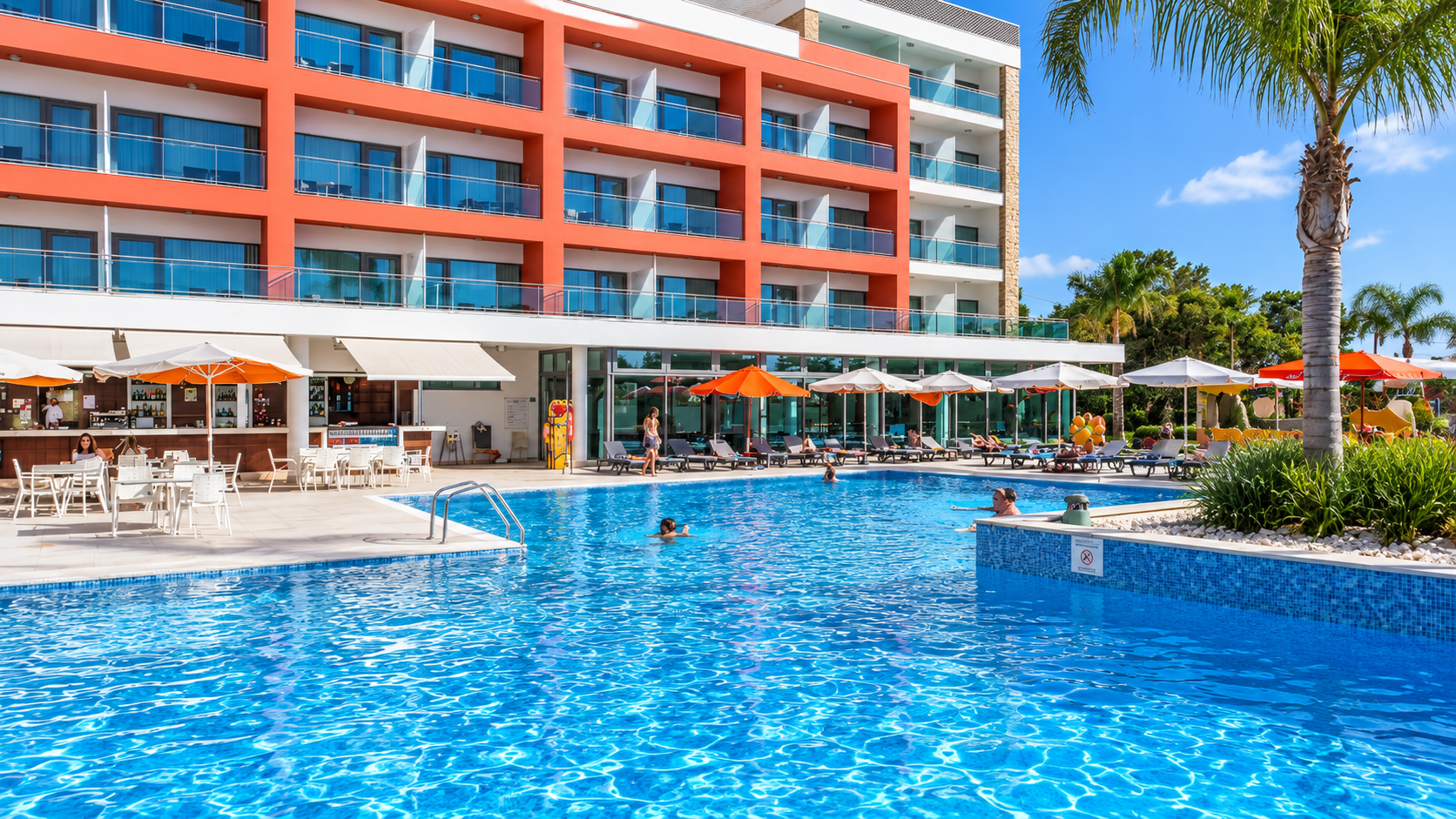 O Aquashow Park Hotel é um hotel de quatro estrelas localizado em Quarteira, integrado no complexo Aquashow. Combinando conforto, diversão e serviços pensados para toda a família, oferece acesso privilegiado ao parque aquático e temático, bem como modernas instalações de lazer e bem-estar. É uma opção ideal para umas férias dinâmicas, onde a adrenalina, o entretenimento e o descanso se unem numa experiência memorável.