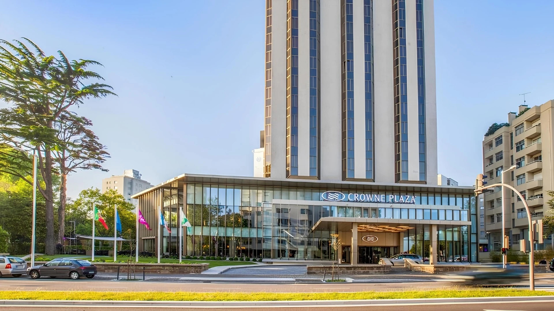 O Crowne Plaza Porto é um hotel de cinco estrelas situado na Avenida da Boavista, que combina elegância contemporânea, conforto e serviços de excelência. Com quartos recentemente renovados, espaços dedicados ao bem-estar, gastronomia de qualidade e uma forte vocação para eventos e negócios, oferece uma experiência sofisticada numa das zonas mais prestigiadas da cidade, a poucos minutos dos principais pontos de interesse do Porto. 