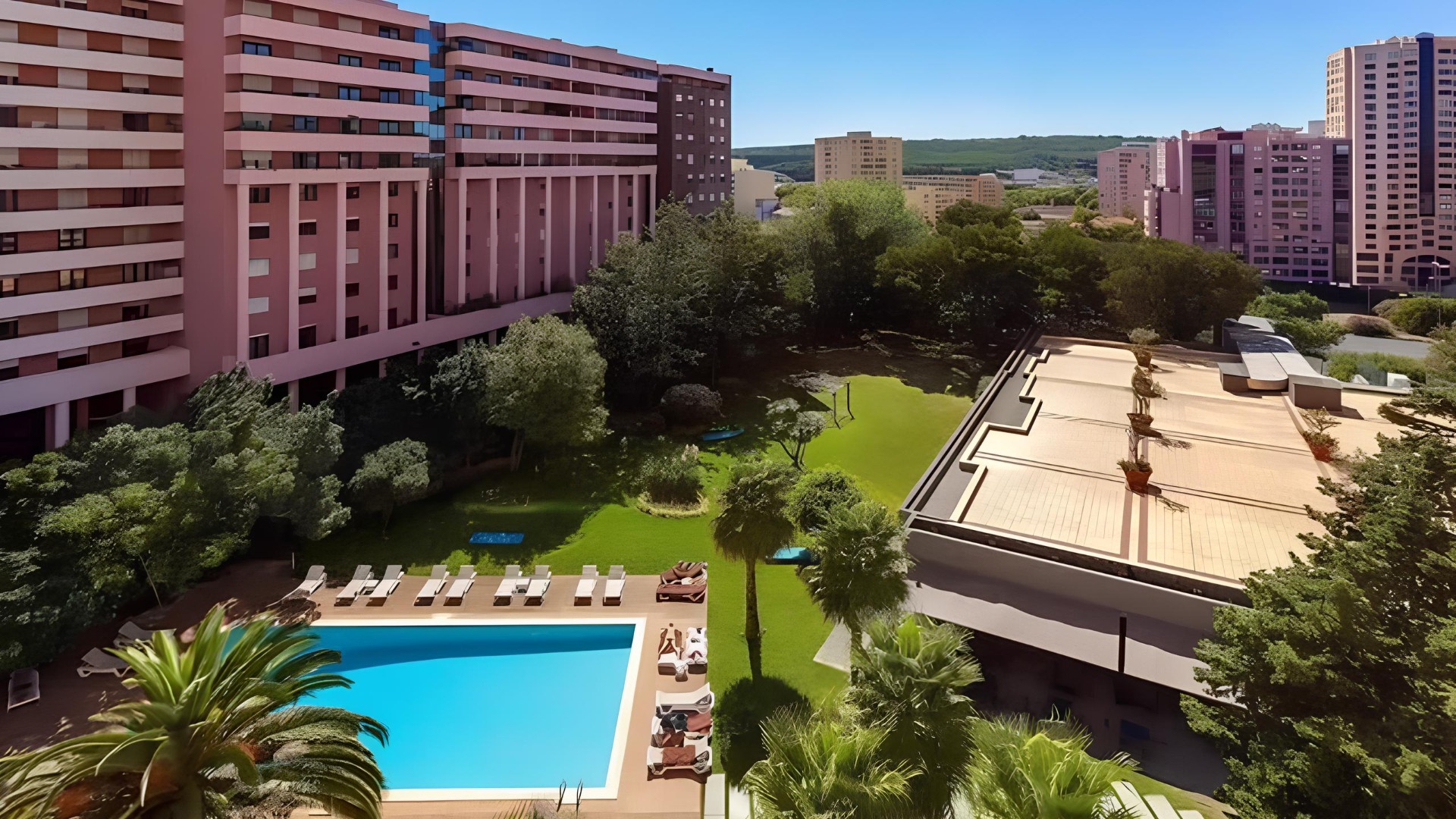 O Lisbon Marriott Hotel é uma unidade hoteleira de referência situada no centro de Lisboa, que combina conforto, elegância e uma localização estratégica entre o aeroporto e as principais atrações da cidade. Com quartos modernos e espaçosos, amplas áreas de lazer, piscina exterior, gastronomia inspirada nos sabores portugueses e excelentes infraestruturas para eventos, proporciona uma experiência acolhedora e sofisticada tanto para viagens de negócios como de lazer.