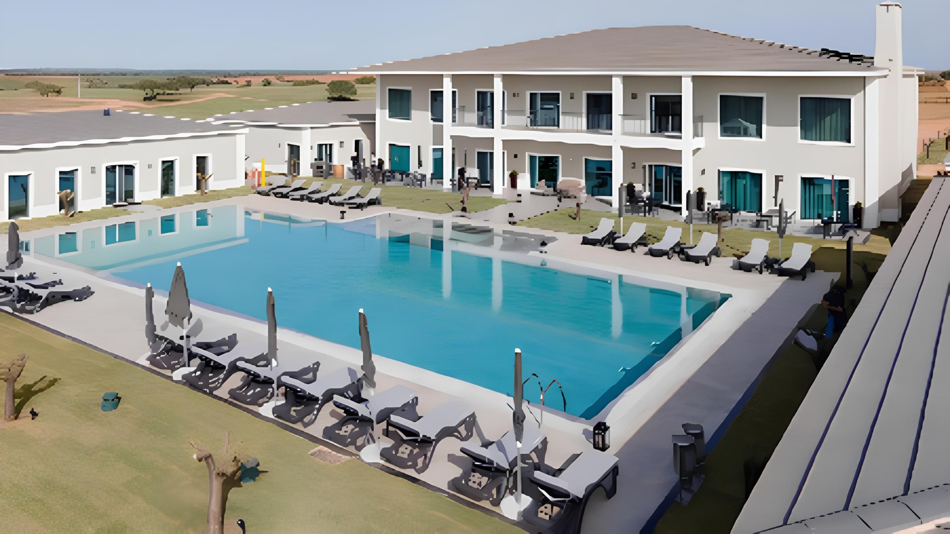 O Vila Galé Collection Monte do Vilar é uma unidade de agroturismo situada perto de Beja, integrada numa vasta herdade no coração do Alentejo. Rodeado por paisagens naturais e vinhas, combina tranquilidade, conforto e experiências ligadas à natureza e ao enoturismo. Com uma atmosfera acolhedora e familiar, proporciona uma estadia autêntica, marcada pela gastronomia regional, pelo contacto com o campo e pela proximidade à Adega Santa Vitória.