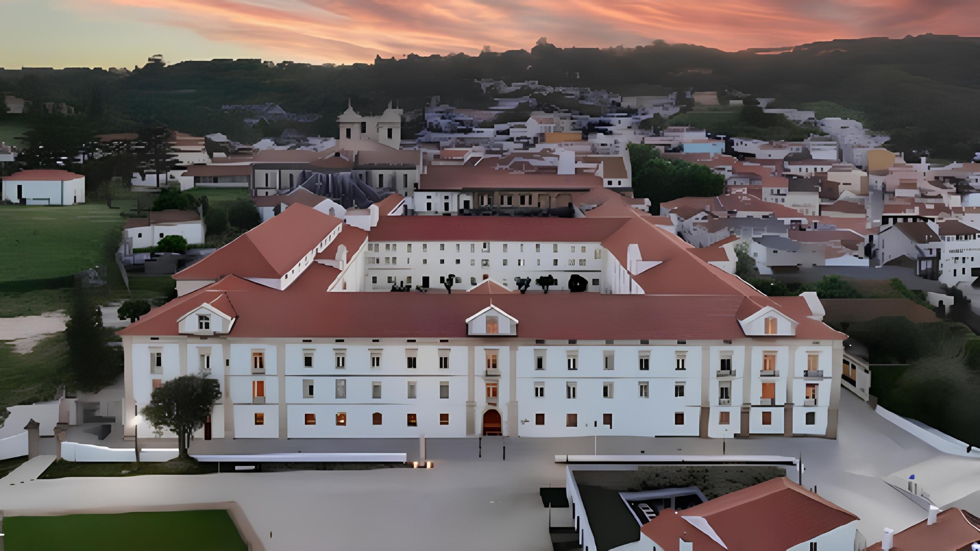O Montebelo Mosteiro de Alcobaça Historic Hotel é um hotel de cinco estrelas instalado no histórico Claustro do Rachadouro do Mosteiro de Alcobaça, monumento classificado como Património Mundial da UNESCO. Resultado de um projeto assinado pelo arquiteto Eduardo Souto Moura, combina património, design contemporâneo e conforto de excelência. Com uma atmosfera única, spa, piscina interior e vistas para o claustro e para a cidade, proporciona uma experiência exclusiva onde a história, a cultura e o requinte se encontram no coração de Alcobaça.