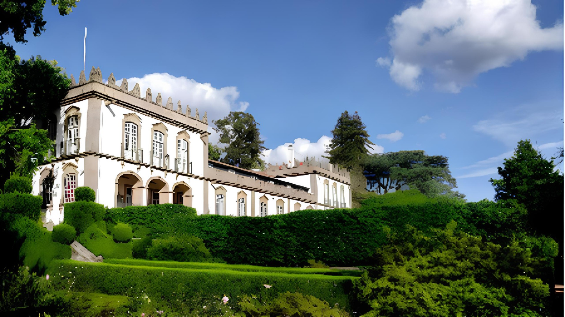 O Parador Casa da Ínsua é um hotel de cinco estrelas instalado num magnífico solar barroco do século XVIII, em Penalva do Castelo, no coração da região do Dão. Integrado numa histórica quinta produtora de vinhos, queijos e produtos regionais, combina património, natureza e hospitalidade de excelência. Rodeado por jardins centenários e marcado por uma rica herança cultural, proporciona uma experiência única onde a elegância, a história e a autenticidade se unem para revelar o melhor da região Centro de Portugal.