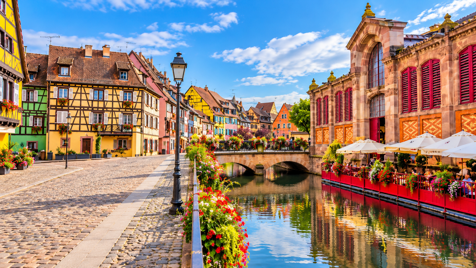 Colmar, França
No coração da Alsácia, Colmar combina canais pitorescos, casas coloridas e vinhas que ganham tonalidades vibrantes durante a época das vindimas. O Outono é também perfeito para provar os vinhos da região e explorar os mercados locais.