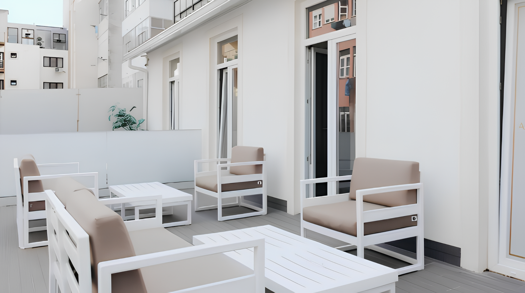 O M'AR De AR Auria é um hotel de três estrelas localizado no centro de Lisboa, na zona de Arroios, que combina conforto, funcionalidade e hospitalidade num ambiente contemporâneo e acolhedor. Com uma localização privilegiada para explorar a capital, dispõe de quartos modernos e serviços pensados para uma estadia prática e confortável, proporcionando uma experiência autêntica para quem visita Lisboa em lazer ou negócios. 
