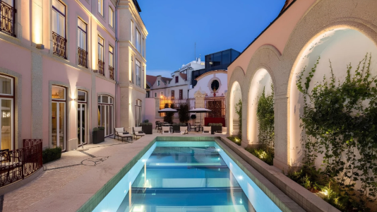 O MS Collection Aveiro – Palacete de Valdemouro é um hotel de cinco estrelas instalado num elegante palacete histórico no coração de Aveiro. Inspirado na vida e obra de Eça de Queiroz, combina património, arte e sofisticação contemporânea, oferecendo uma experiência exclusiva marcada pelo conforto, pelo bem-estar e pela excelência do serviço. Com uma localização privilegiada no centro da cidade, proporciona o cenário ideal para descobrir o charme único da "Veneza Portuguesa".