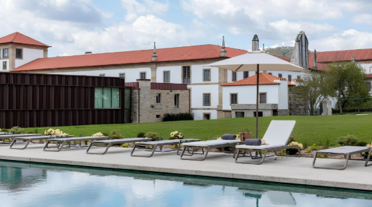 O MS Collection Arouca – Mosteiro de Arouca é um hotel de cinco estrelas instalado na Ala Sul do histórico Mosteiro de Arouca, um dos mais emblemáticos monumentos religiosos de Portugal. Combinando património, design contemporâneo e conforto de excelência, oferece uma experiência exclusiva onde a história e a tranquilidade se unem ao bem-estar e à sofisticação. Localizado no coração do Geoparque Mundial da UNESCO de Arouca, é o ponto de partida ideal para descobrir a riqueza cultural, natural e gastronómica da região.