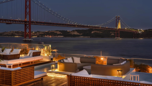 O Hyatt Regency Lisboa é um hotel de cinco estrelas situado na emblemática zona de Belém, junto às margens do rio Tejo. Com um design contemporâneo, vistas privilegiadas sobre o rio e uma oferta de bem-estar de excelência, combina conforto, sofisticação e uma localização estratégica próxima dos principais monumentos e atrações culturais da cidade. Com spa, rooftop panorâmico, gastronomia de qualidade e serviços premium, proporciona uma experiência exclusiva para viagens de lazer ou negócios. 