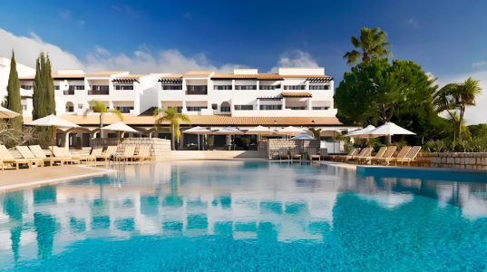 O Pine Cliffs Resort é um dos mais prestigiados resorts de luxo do Algarve, situado sobre as emblemáticas falésias da Praia da Falésia, em Albufeira. Rodeado por extensos jardins e com vistas deslumbrantes sobre o Oceano Atlântico, combina elegância, conforto e uma vasta oferta de lazer, incluindo campo de golfe, spa premiado, restaurantes de excelência e diversas atividades para famílias. Integrado na marca The Luxury Collection, proporciona uma experiência exclusiva onde a hospitalidade, a natureza e o bem-estar se unem num cenário único à beira-mar.