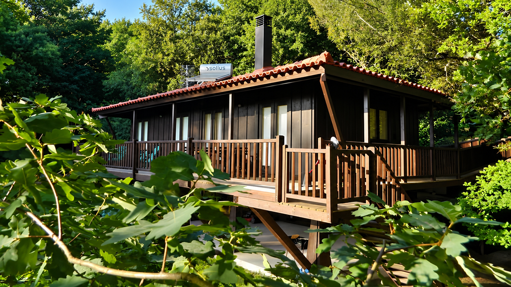 A Quinta Lamosa – Ecoturismo é uma unidade de turismo rural situada em Gondoriz, Arcos de Valdevez, às portas do Parque Nacional da Peneda-Gerês. Integrada numa Reserva Mundial da Biosfera e rodeada por paisagens naturais de exceção, combina sustentabilidade, conforto e uma forte ligação à natureza. Com casas na árvore, bungalows ecológicos e alojamentos de charme, proporciona uma experiência autêntica e tranquila, ideal para descobrir a Ecovia do Vez, a aldeia de Sistelo e a riqueza natural do Alto Minho.