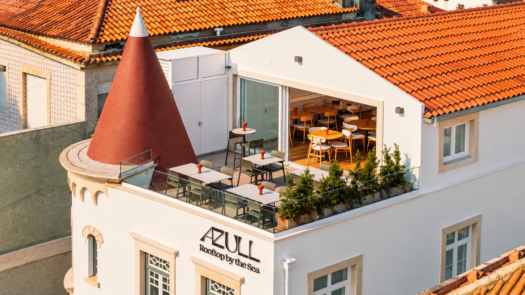 A Nazaré ganhou um novo espaço que promete tornar-se uma das paragens obrigatórias para quem aprecia boa gastronomia, vistas deslumbrantes e o ambiente único da vila piscatória. Chama-se Azull e é o novo rooftop do Alluz Nazaré – Boutique Chalet By The Sea, um hotel de charme localizado em frente ao mar, onde o pôr do sol e as famosas ondas gigantes são os protagonistas da experiência.
Inaugurado a 12 de agosto, o espaço oferece uma perspetiva privilegiada sobre a Praia da Nazaré e o Atlântico, permitindo observar o oceano em total conforto e segurança. Com capacidade para cerca de 40 pessoas, o rooftop foi concebido para proporcionar uma experiência mais intimista, onde a paisagem se funde com a gastronomia.