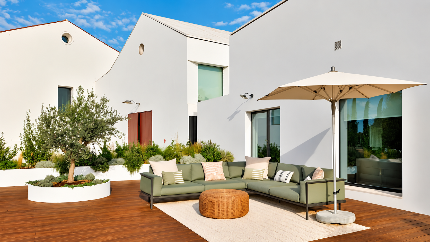 O Torre de Palma Wine Hotel é um hotel de cinco estrelas situado em Monforte, no coração do Alto Alentejo, que combina património, enoturismo e hospitalidade de excelência. Inspirado nas tradições alentejanas e na herança das ruínas romanas de Torre de Palma, oferece uma experiência autêntica marcada pelo conforto, pela gastronomia regional e pela produção de vinhos próprios. Rodeado por vinhas e paisagens tranquilas, proporciona uma estadia exclusiva onde natureza, bem-estar e cultura se unem de forma harmoniosa.