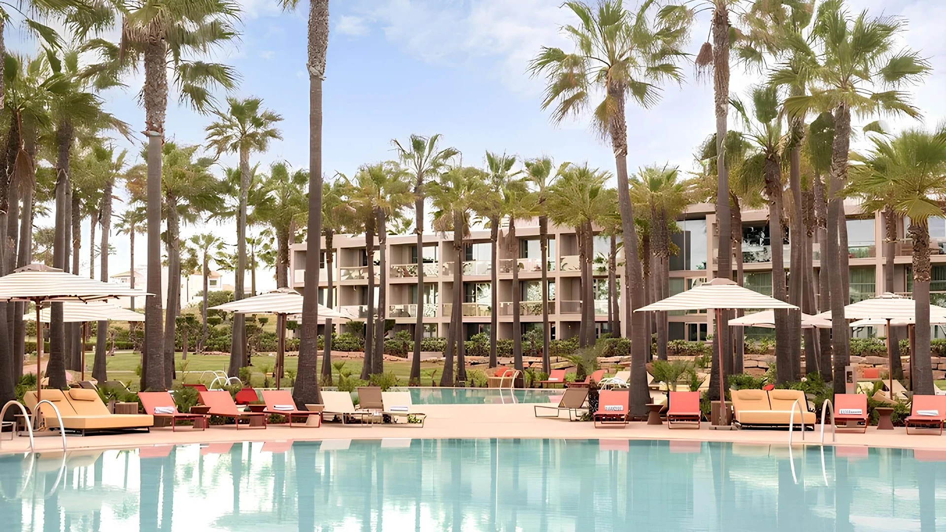 O Kimpton Atlântico Algarve é um hotel de cinco estrelas situado junto à Praia de São Rafael, em Albufeira, que combina luxo contemporâneo, bem-estar e uma forte ligação à natureza. Com vistas privilegiadas sobre o Oceano Atlântico, acesso direto à praia, spa, rooftop panorâmico e gastronomia inspirada nos sabores locais, proporciona uma experiência sofisticada e descontraída no Algarve.