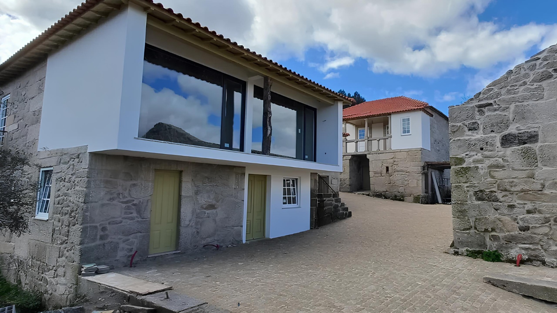 O Exclusive Pena Rio é uma unidade de turismo rural de charme situada em Ribeira de Pena, rodeada por montanhas, rios e paisagens naturais de grande beleza. Com suites elegantes, vistas privilegiadas sobre o rio e uma atmosfera intimista, combina conforto, tranquilidade e hospitalidade, proporcionando uma experiência exclusiva em plena harmonia com a natureza.